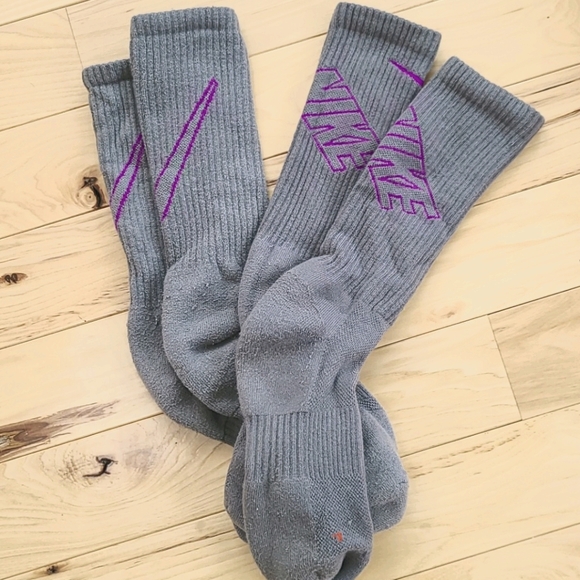Nike great and magenta socks (2 pairs)